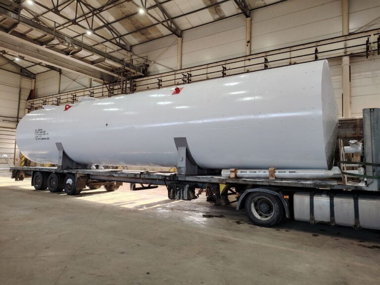 Солнце светит рядом с нашим резервуаром готовому отгрузке, и хотя весна уже на подходе, мы не сбавляем темп!