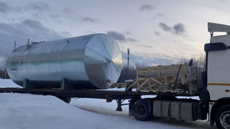 Отгрузка горизонтального стального резервуара заказчикуПроизводство и поставка промышленного резервуара выполнены в срок и в полном соответствии с техническим заданием